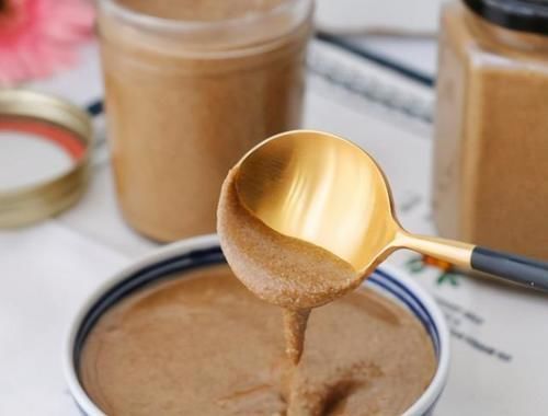 调芝麻酱时,有人用水有人用油,大厨:做对了,顺滑细腻不成坨