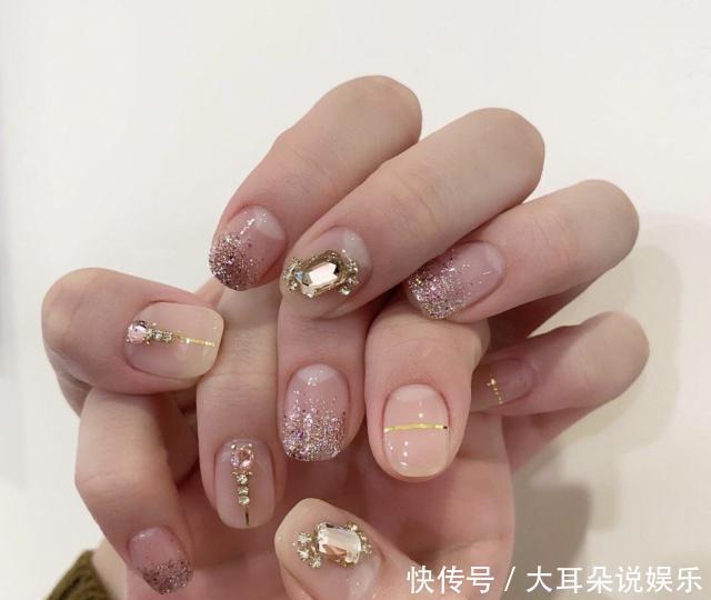 指尖|气质女神超爱的镶钻美甲，亮闪闪的奢华感，美出新高度