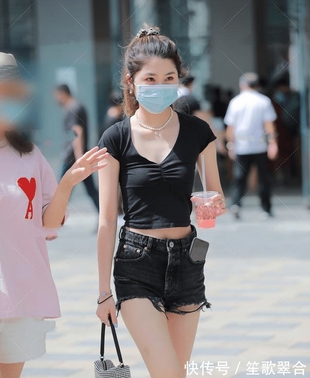 性感 将牛仔裤穿出高级感,精致配饰少不了,温婉时尚性感贵气