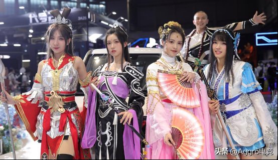 展会|请了一群“车模”玩COS?BW最个性的展台,有人花1个小时找它