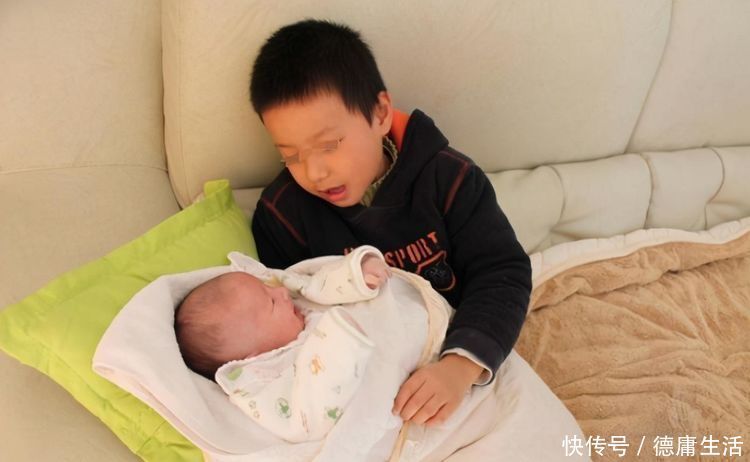 2岁半大宝和二胎“抢母乳”,宝妈心疼又无奈喂奶还要躲着他