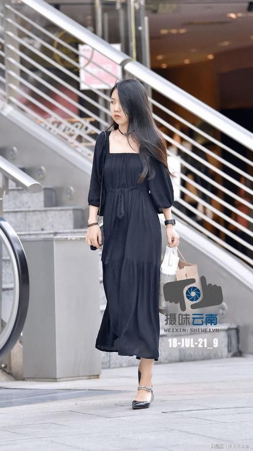小黑裙|气质女生都爱优雅小黑裙,搭配高跟鞋,穿出不一样的味道!