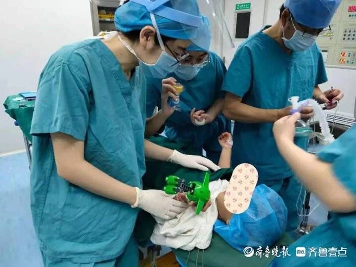 牙齿|4岁女童一口牙龋了15颗，“睡一觉”后小黑牙变小白牙