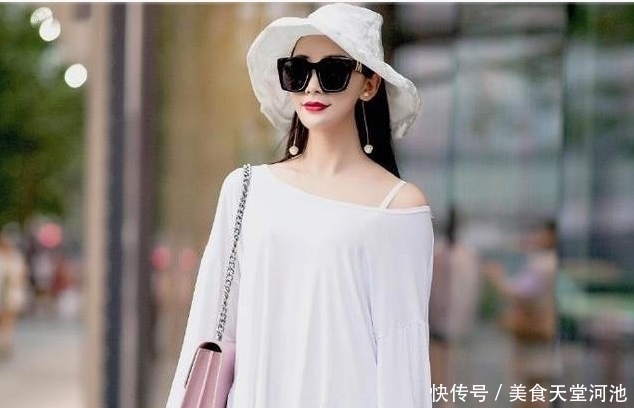 街拍: 一件露肩上衣+迷你短裤, 性感撩人