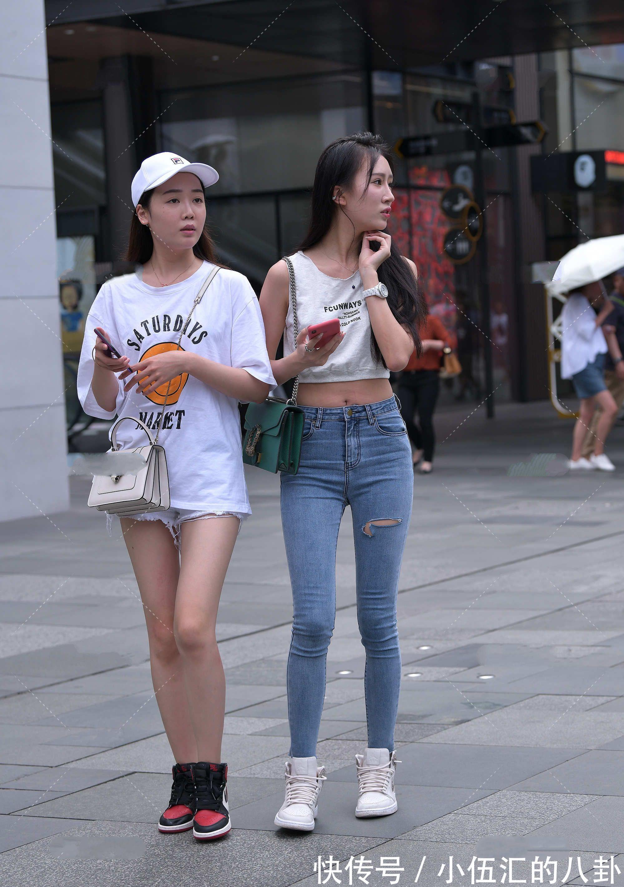 背心|短款背心搭配高腰牛仔裤,展示纤细小蛮腰的同时,更显时尚感