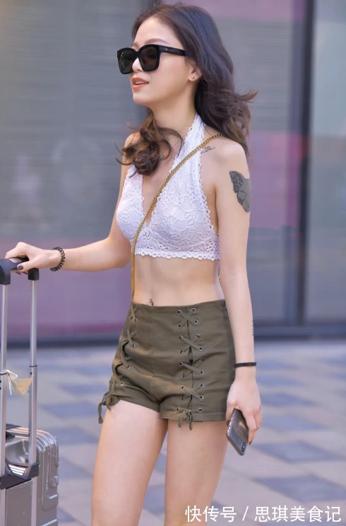 上衣 小姐姐真敢穿,挂脖上衣搭配热裤,清凉一夏