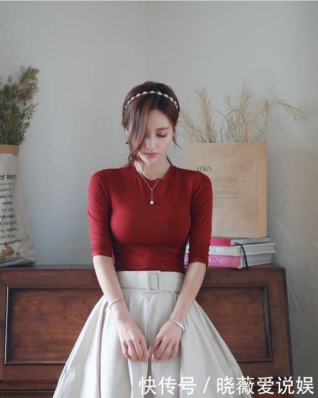 时尚穿搭,清新脱俗的小姐姐,优雅修身尽显女性别样韵味
