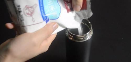食用碱|保温杯脏了不好洗？教你用一秘招，洗完就和新买的一样干净，很实用