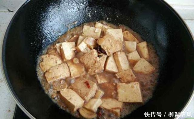 翻炒均匀|自创的菜肴,朋友却说是“黑暗料理”,下一秒竟连吃两大碗