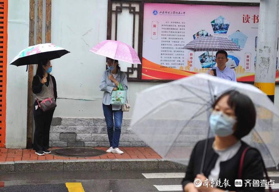 考点|作文大赛开考后，考点外家长雨中候考