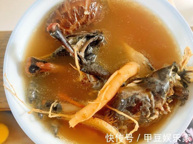 老火湯|天涼了，煲一鍋烏雞老火湯吧，湯口濃稠營養豐富，還能增加抵抗力