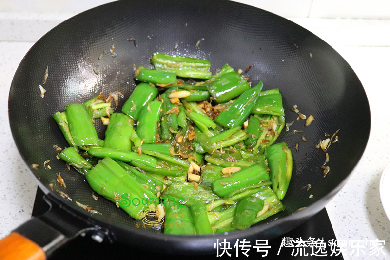 问了大厨才知道，虎皮尖椒多加一味料，外脆内软，鲜香麻辣