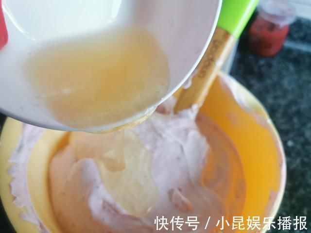 慕斯蛋糕|孩子在家吵着吃蛋糕,无奈之下自己动手给孩子做,孩子吃了一半