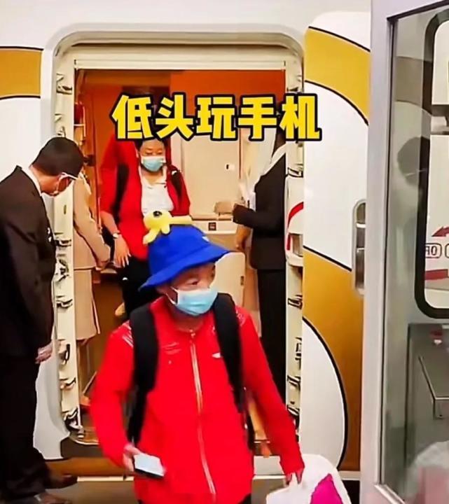 风云人物|回头看航空小姐!全红婵玩着手机出机舱,看到美女后红姐变花痴了