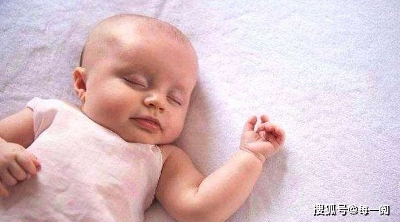健康有益|新生儿睡觉时，需要叫醒喂奶吗？这些母乳喂养知识，宝妈要了解