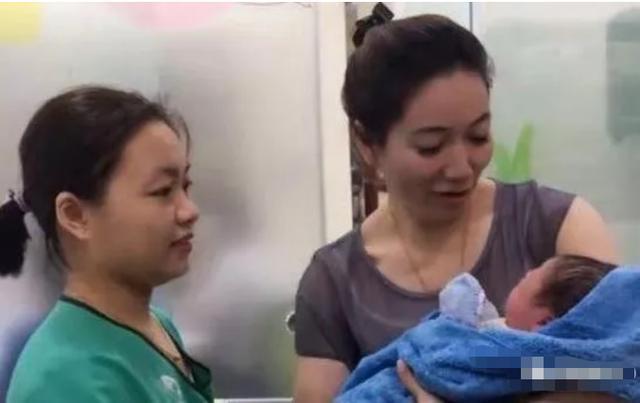 产房|“最美外婆”在产房走红,成为焦点,外婆:别顾着看我,看我孙子