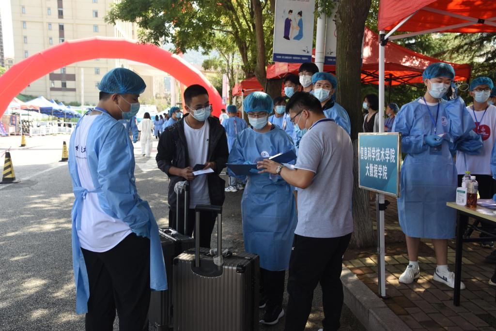 刘金震|青岛科技大学迎首批省外新生到校，志愿者“一对一”服务