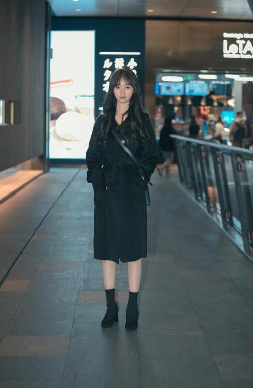 初春别把风衣藏起来，要想搭配更有范，日常打扮选风衣