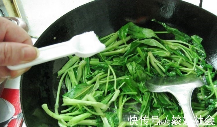 夏季“碱性蔬菜”别错过，钙是鸡蛋的6倍，补钙质，骨骼越来越强壮！