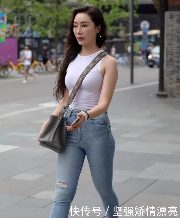 迷人|美女街拍:穿着时尚风情俏丽的小姐姐,钟灵毓秀的,养眼又迷人!