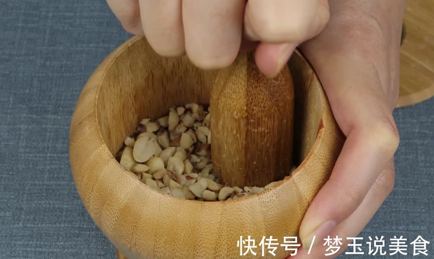 做辣椒油时,直接淋热油是错误的,教你一个做法,辣椒油又香又辣!