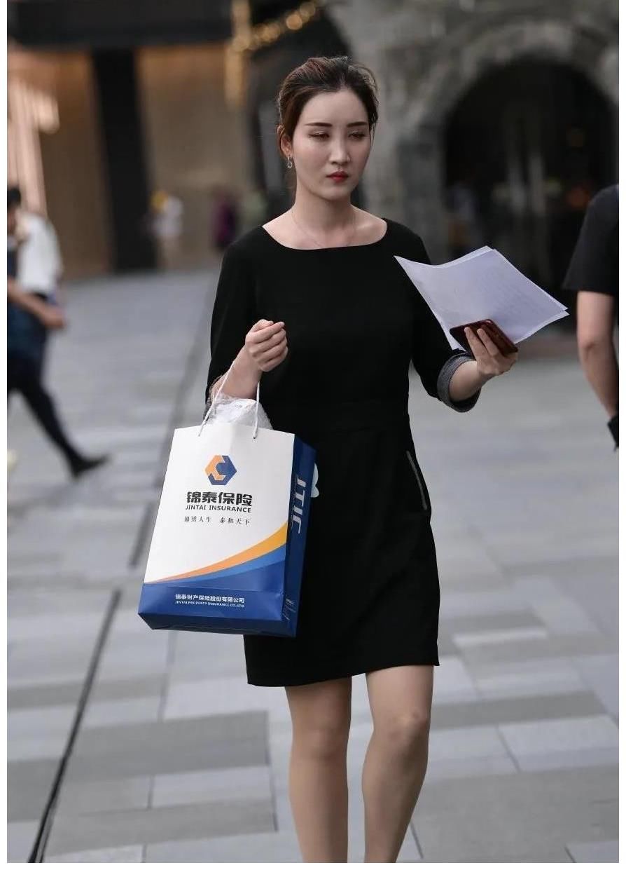 笑容|微胖女孩手捧奶茶露出甜蜜笑容，一看包包确定是追不起的人！