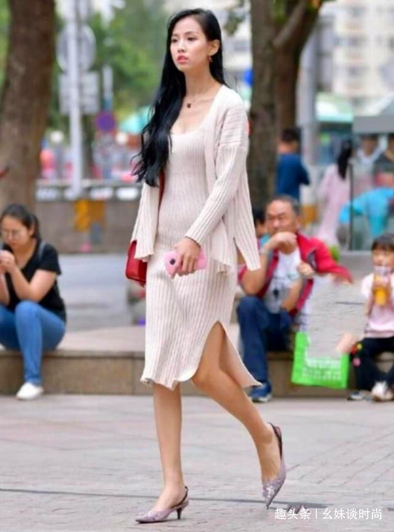 街拍|路人街拍,银色吊带衫搭配蓝色长裙,小姐姐时尚又个性