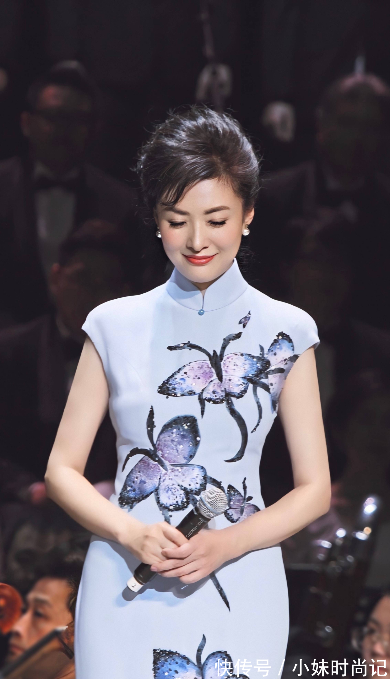 央视一姐|周涛真是韵味美人,蝴蝶旗袍彰显央视一姐魅力,高雅大气好迷人