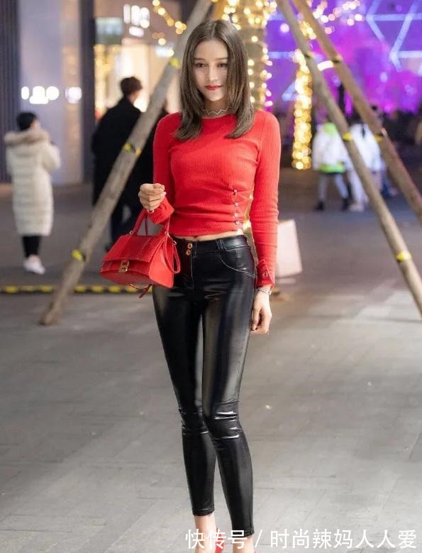 红色 红色修身长袖针织衫,搭配黑色皮裤,尽显出洒脱靓丽的美!