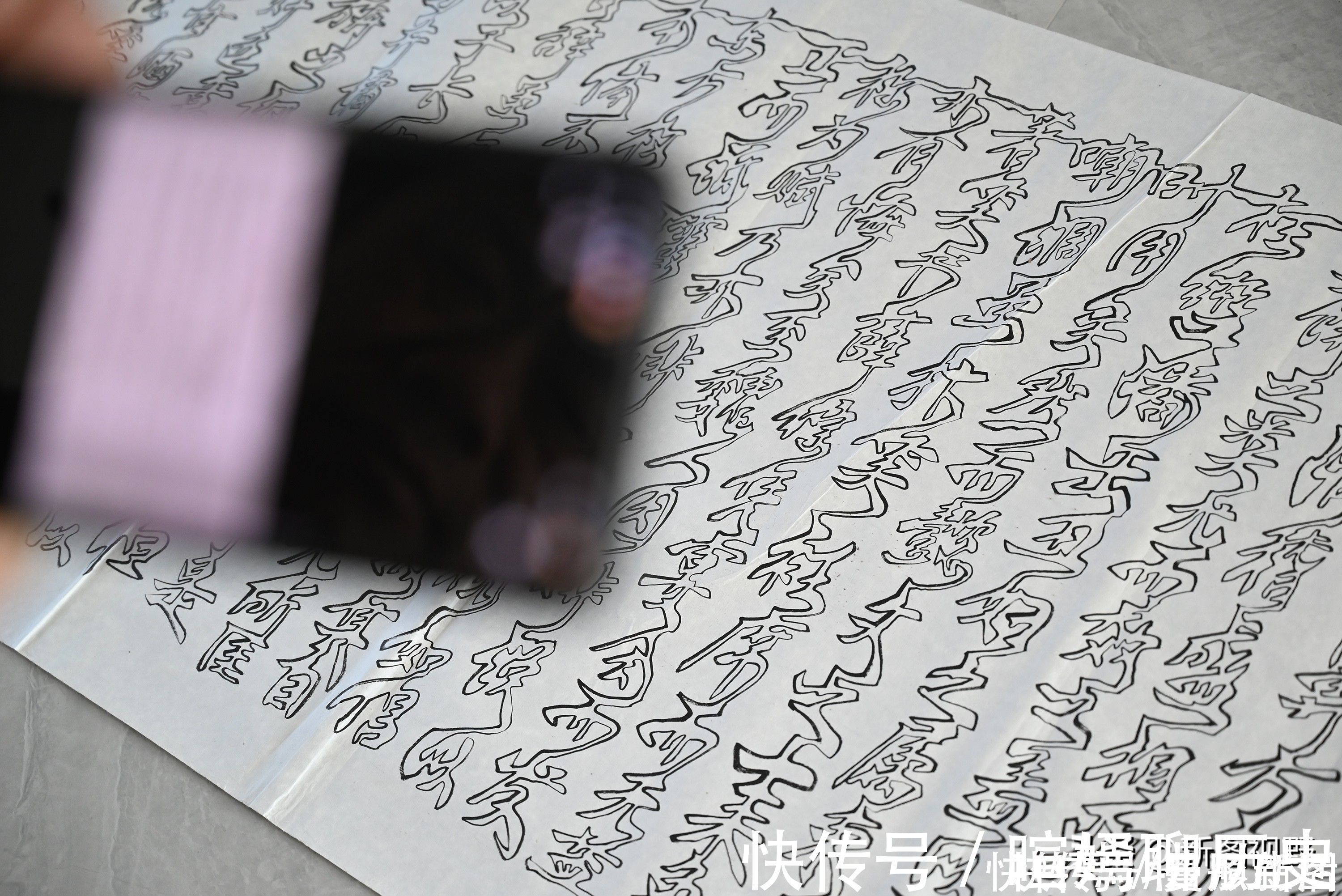 汉字$52岁男子历时一年,抄写2万字古书估价20万,字体特殊头回见