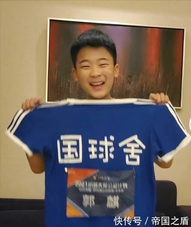 生日宴会|王楠43岁生日宴现场曝光，抱一双儿女亲热合影，老公献唱却受冷落
