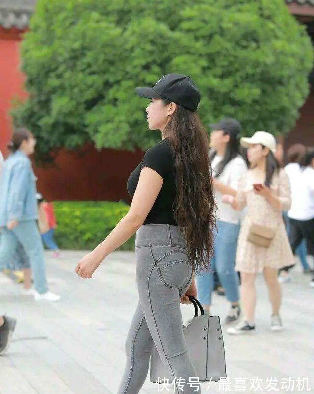 墨绿色 个性十足的打底裤更显街头休闲风格，展现你的靓丽气质，帅气时髦！