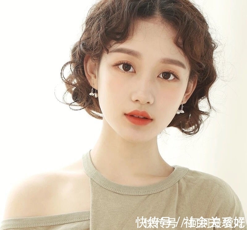 减龄|换对发型相当于换了张脸,这几款“齐脸烫”短发超显脸小,美极了