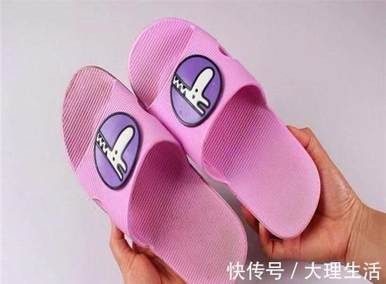 小技巧|拖鞋穿久了有黑垢洗不干净？学会两个小技巧，拖鞋立马干净如新