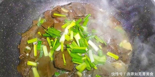 焯水|炒猪血时,牢记别马上下锅,大厨教你一招,猪血嫩滑无腥味