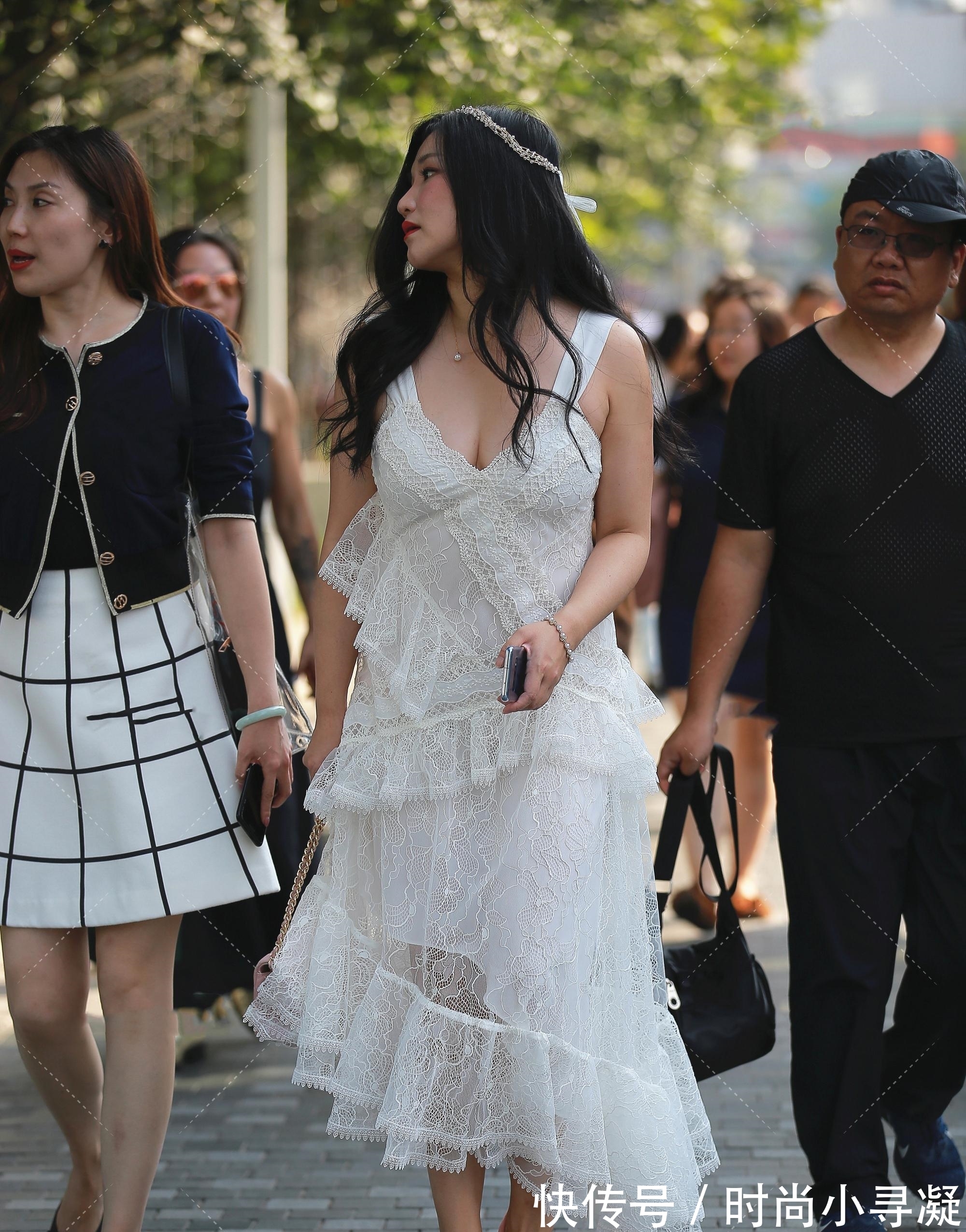 纱网|贵妇逛街“真敢穿”，用个白纱网做成裹身裙，为显时髦真够拼的