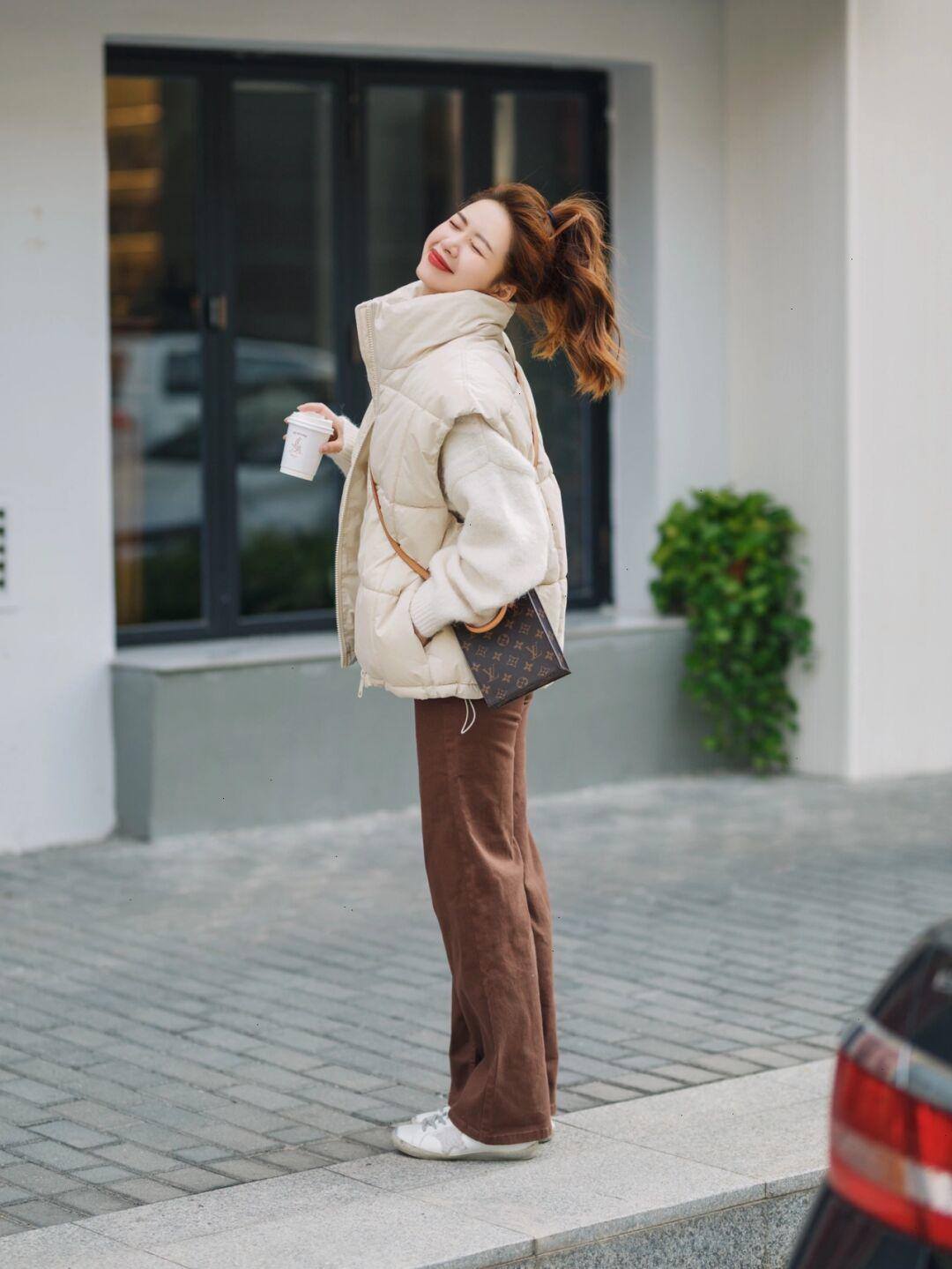 无袖 不知道换季怎么搭?入手一件“羽绒马甲”搭配长裤,女神范十足!