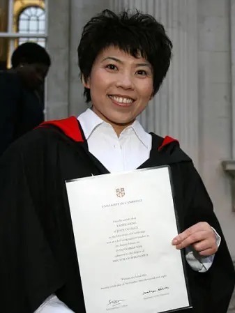 姥爷|48岁邓亚萍晒一家五口合照,15岁儿子满脸胡茬太老成,长相随爸爸