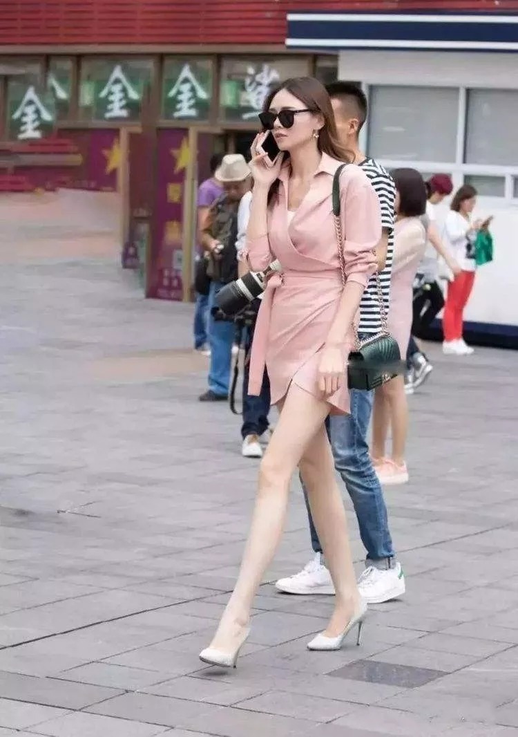 时尚|高跟鞋搭配裙子,让女性显得优雅又魅力