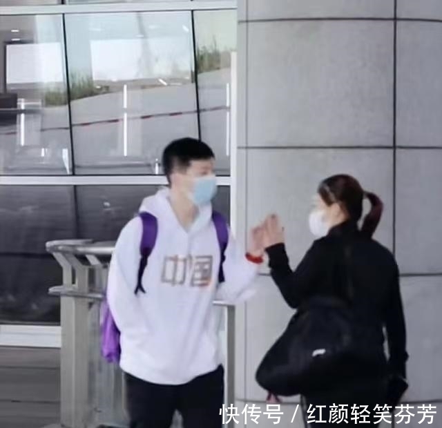 小枣|刘诗雯下班想干饭,却被男教练拽住搂肩,小枣一脸苦笑,弱小无助