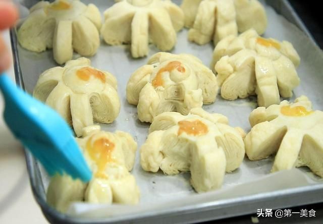 面团|一碗面粉,一捏一烤,厨师长教你做梅花酥,酥脆可口,甜而不腻