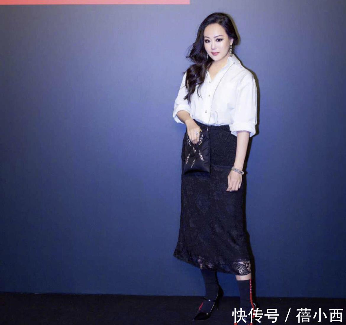 包臀裙|章小蕙的贵妇感无敌了,穿黑色吊带裙配皮衣性感霸气,美出国际范