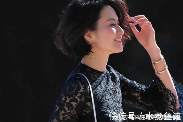 老气|过了60岁的女人,别再留黑长直了!这3款卷发,蓬松时髦不老气