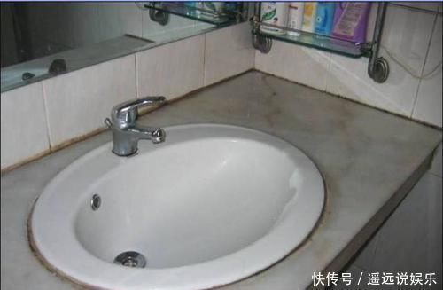 卫生间|卫生间玻璃胶总是发黑怎么办?老师傅教你一招搞定,网友直呼聪明