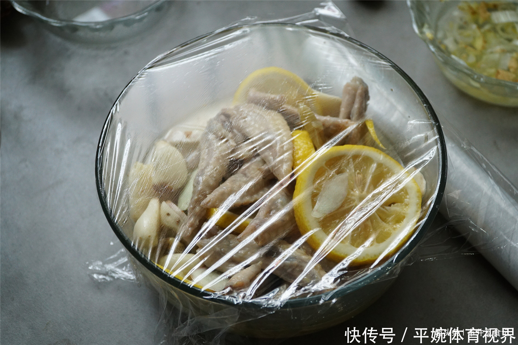 老公|老公喝酒嫌没好菜,做了一盘柠檬鸡翅,几天的下酒菜一次搞定
