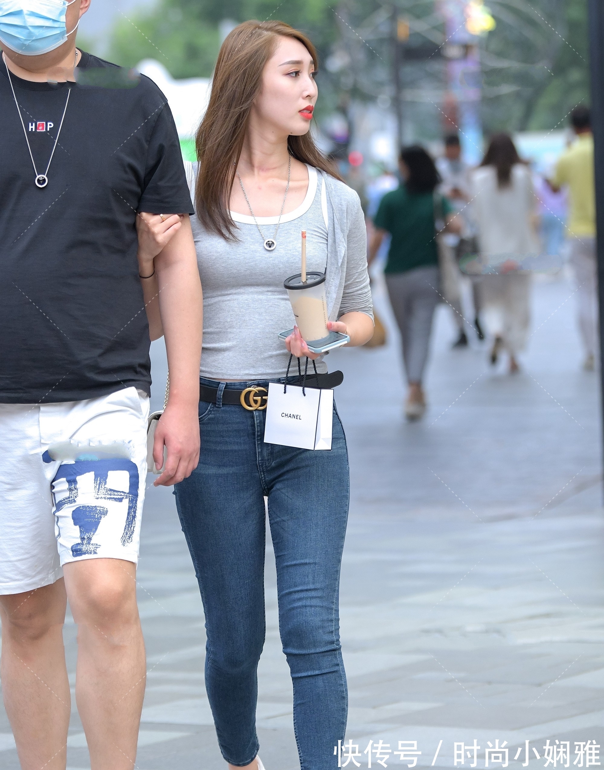 牛仔裤 初秋季节来个灰色的两件套,加条牛仔裤,舒适时尚