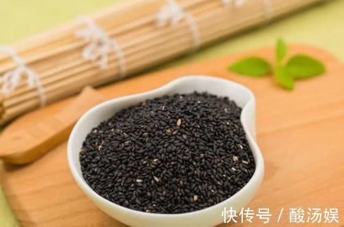 增强记忆|黑芝麻配一食材，半个月后，睡眠好了，头发变黑了，肾也年轻了