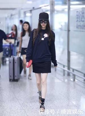 女人不管奔几,卫衣多穿4个“显白色”上身减龄显气色