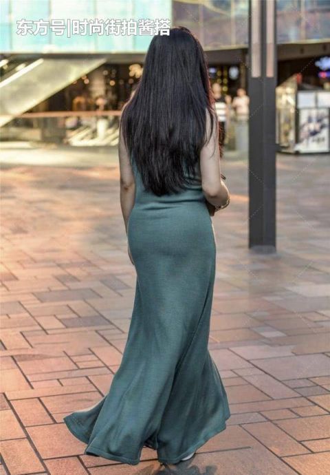 今夏潮流的墨绿色连衣裙，时尚女郎手把手教你如何穿搭的“时髦”