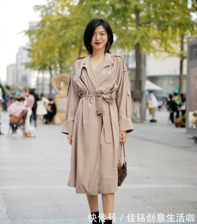 风衣 今年流行不累脚的“裸靴”，搭连衣裙+风衣，洋气显瘦又有女人味！